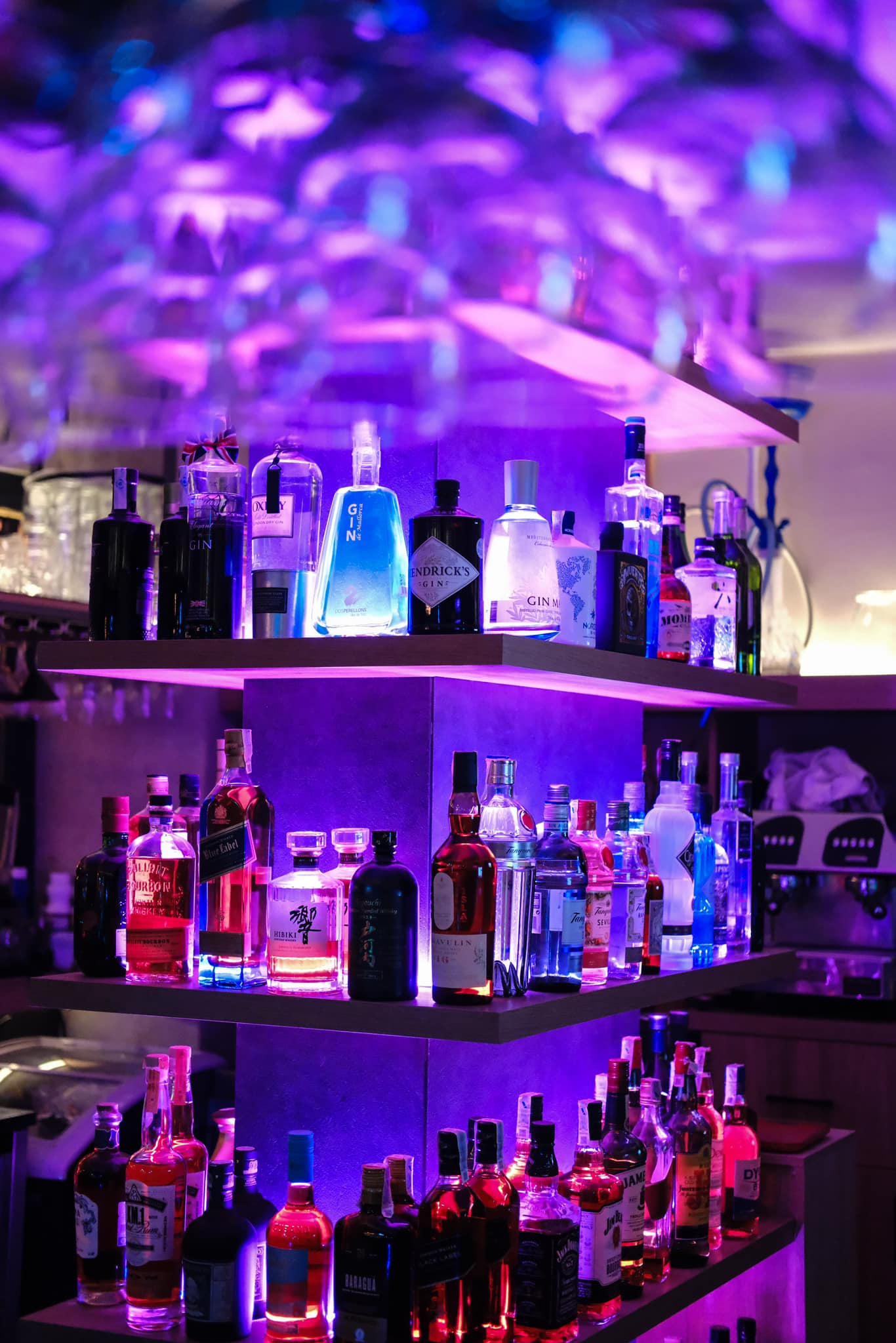 Barra iluminada con botellas premium