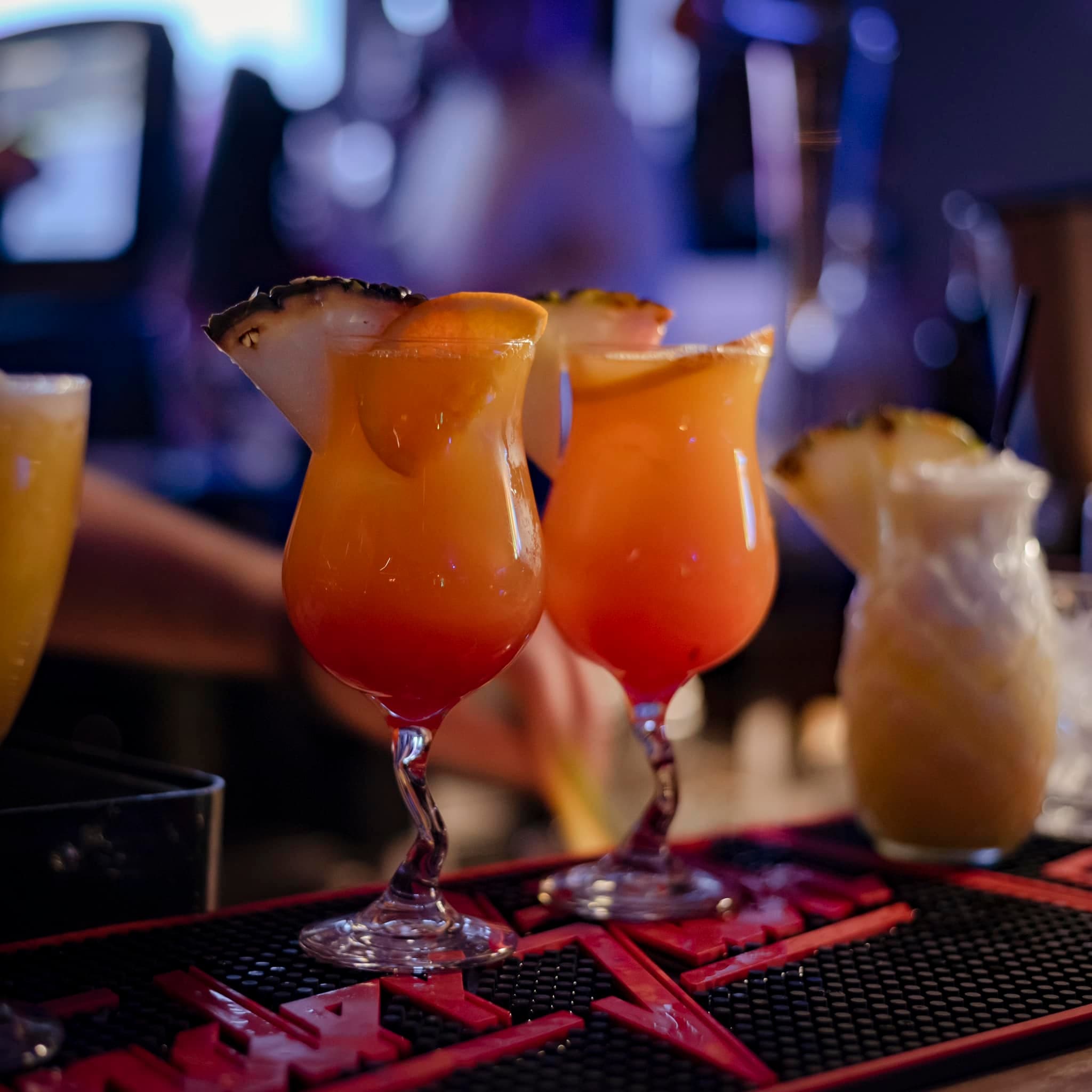 Cócteles tropicales en la barra
