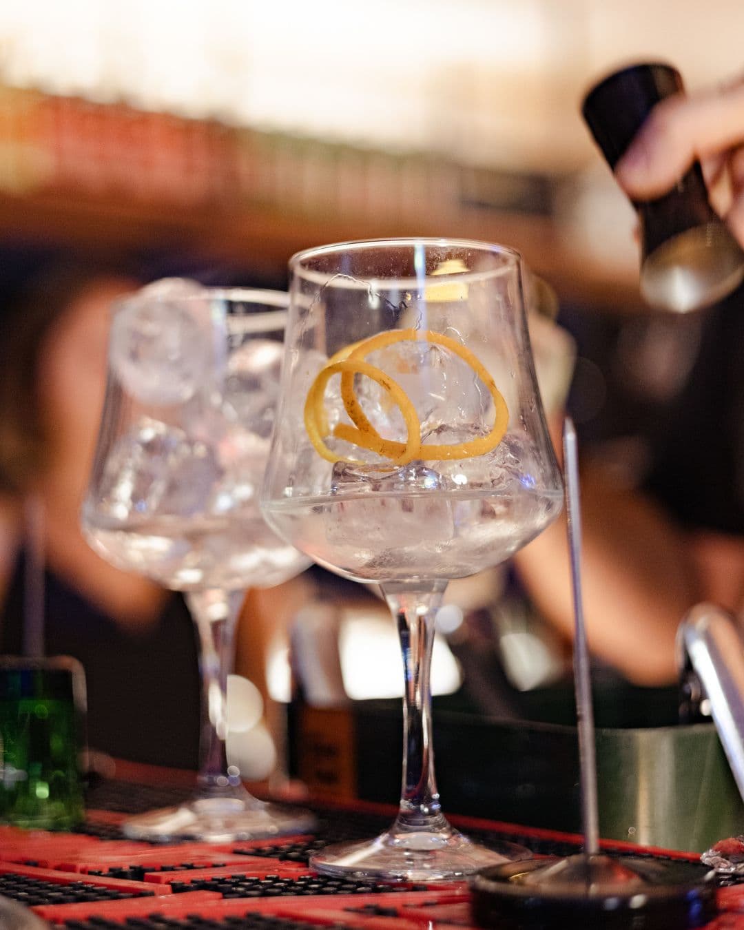 Gin tonic premium preparado por barman