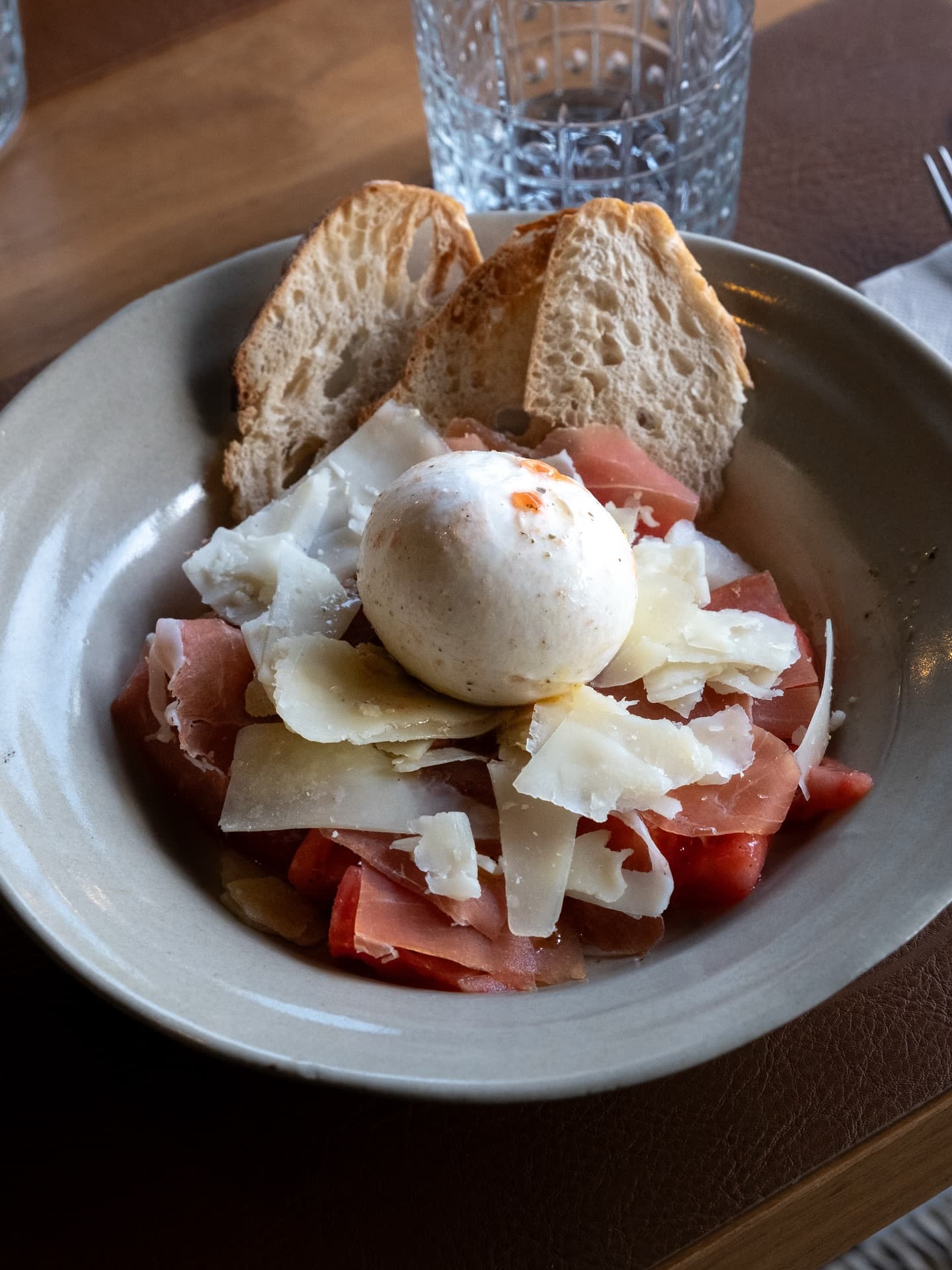 Burrata con jamón y tostadas