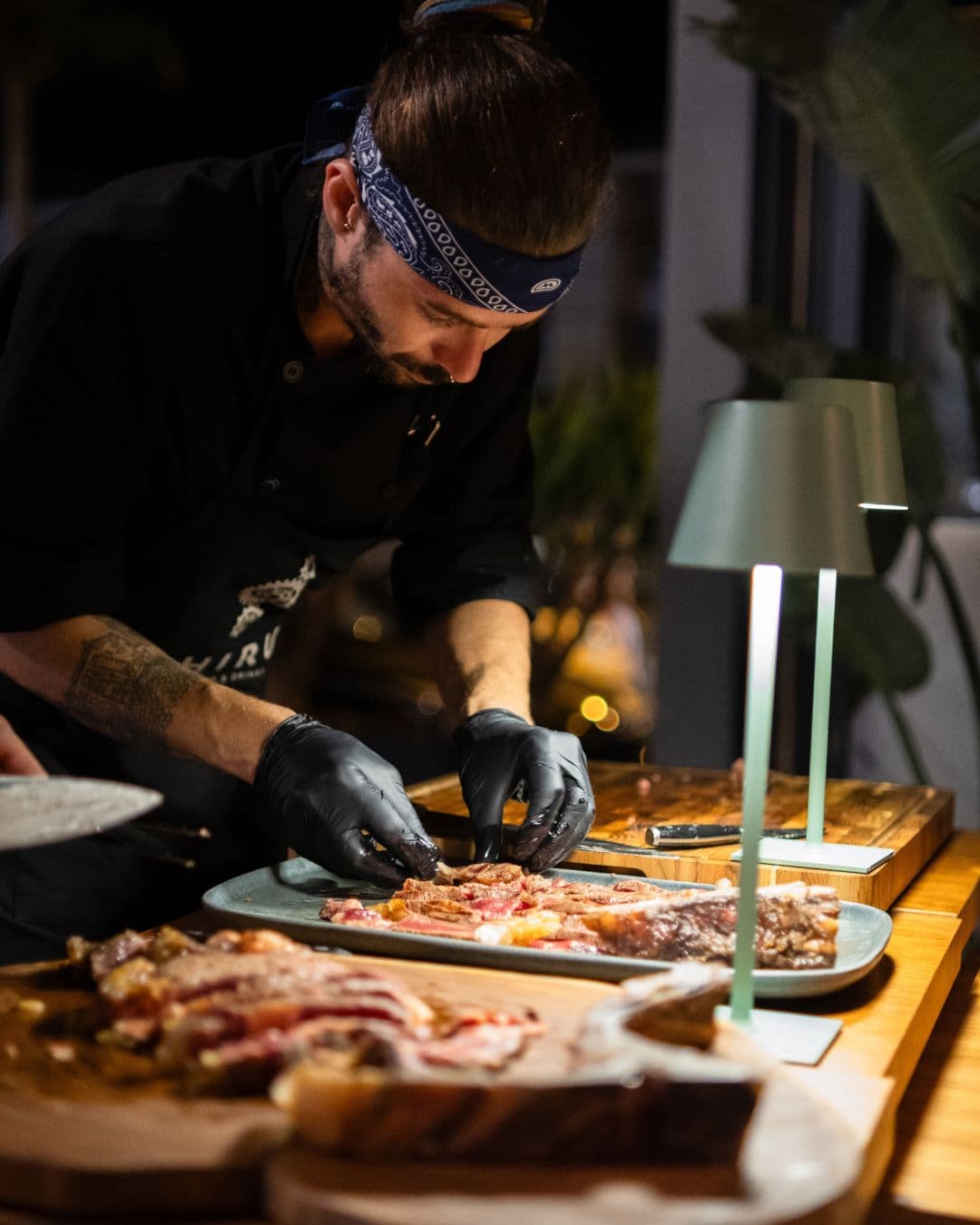 Chef preparando cortes de carne