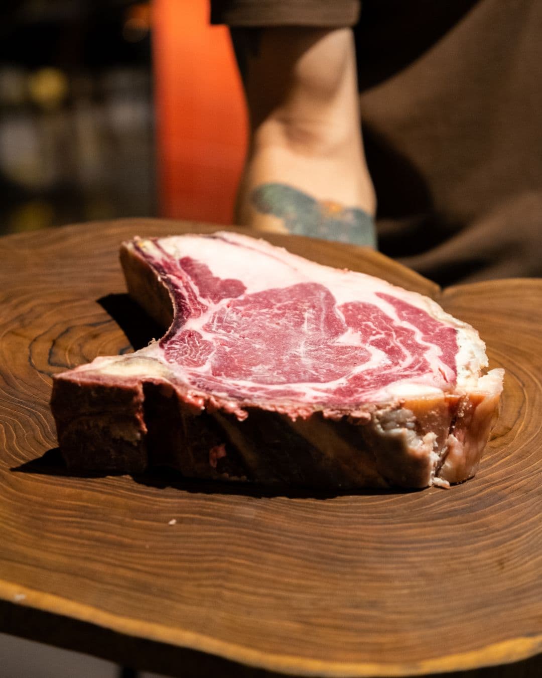 Carne madurada sobre madera de olivo