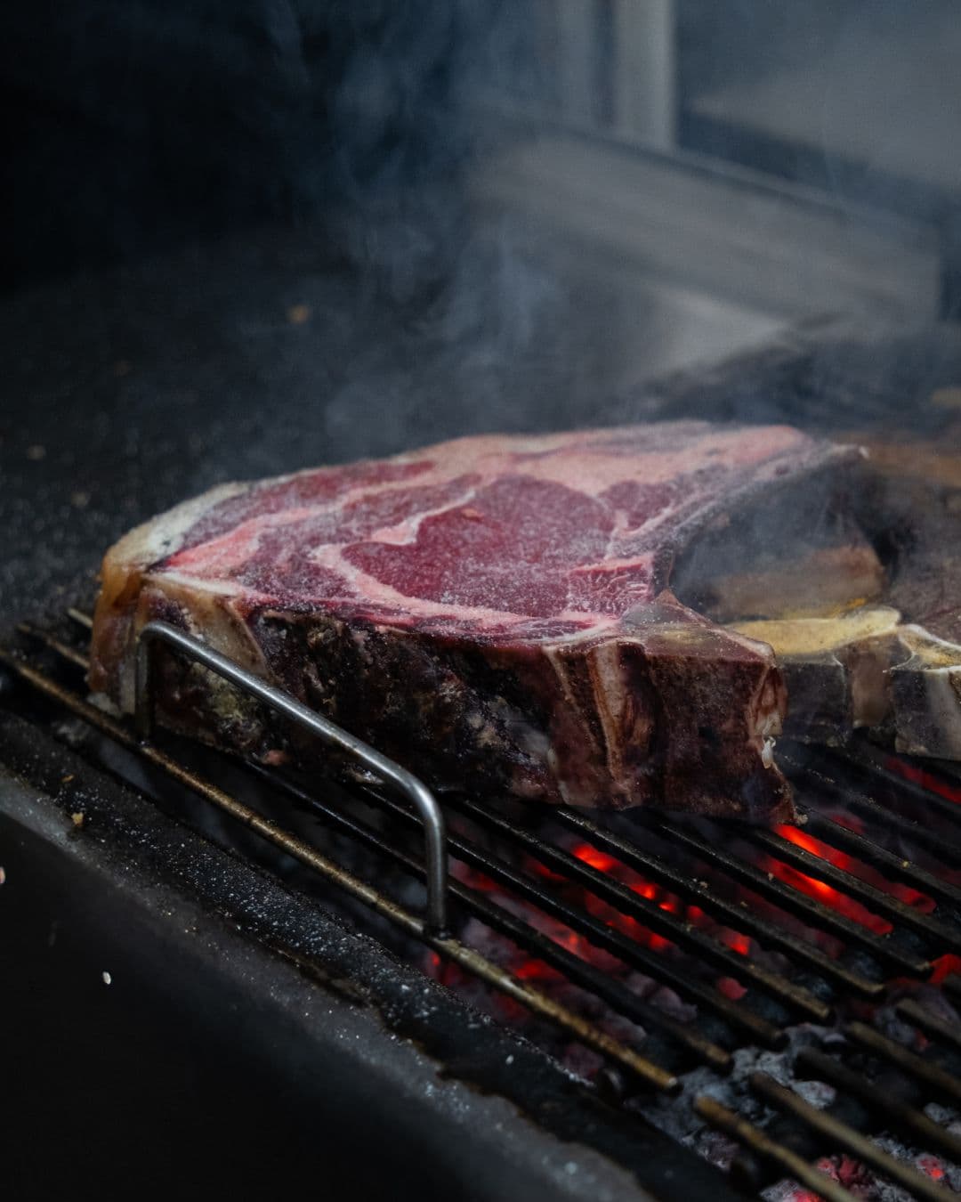 Chuletón a la brasa sobre carbón