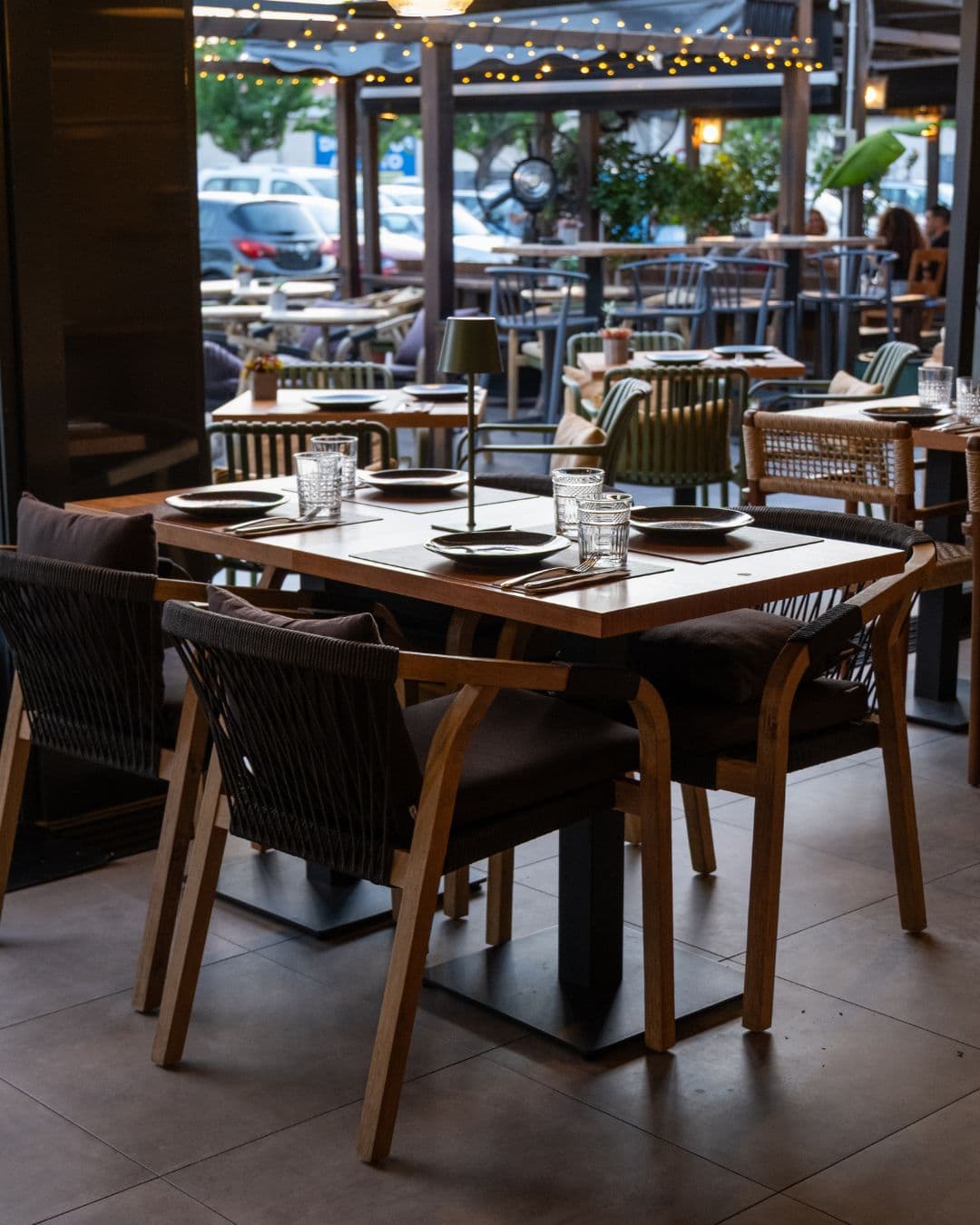 Terraza Hiru preparada para cenar